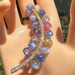 Burmese Natural assorted star sapphire brooch in 18 k Solid Gold